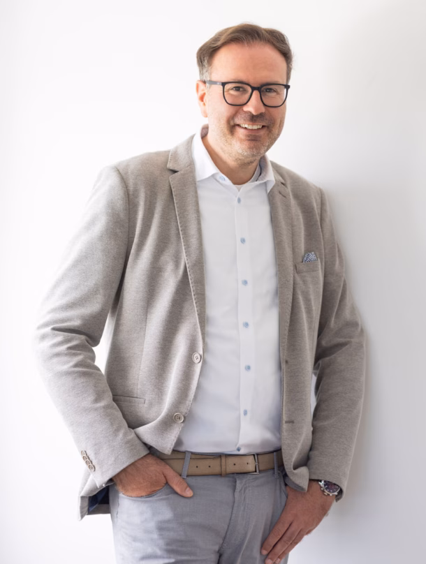 Rechtsanwalt und Notar Stephan Niehaus in seiner Kanzlei in Nordhorn